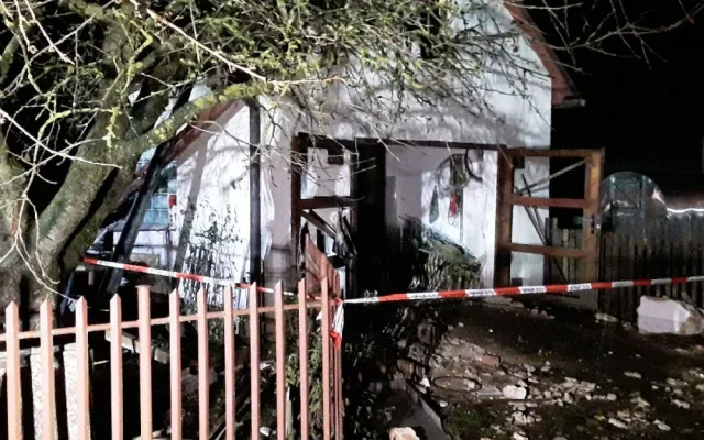 Výbuch plynu rozmetal garáž a tlaková vlna poškodila dům. Při explozi se zranila jedna osoba