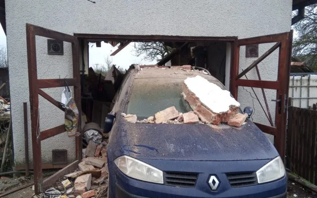 Výbuch plynu rozmetal garáž a tlaková vlna poškodila dům. Při explozi se zranila jedna osoba