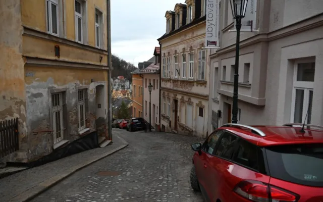 Oprava Vyšehradské v Karlových Varech skončila před termínem