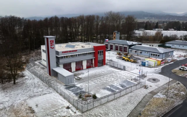 V Ostrově na Karlovarsku otevřeli novou stanici profesionálních hasičů
