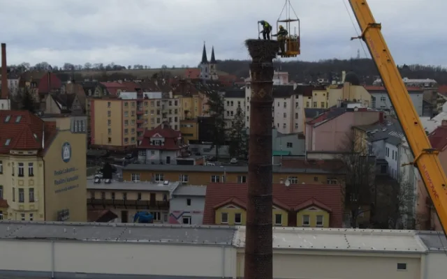 Pracovníci hobbymarketu upravili staré hnízdo čápů na 24 metrů vysokém komíně, práci jim ztěžoval vítr a zima