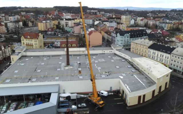 Pracovníci hobbymarketu upravili staré hnízdo čápů na 24 metrů vysokém komíně, práci jim ztěžoval vítr a zima