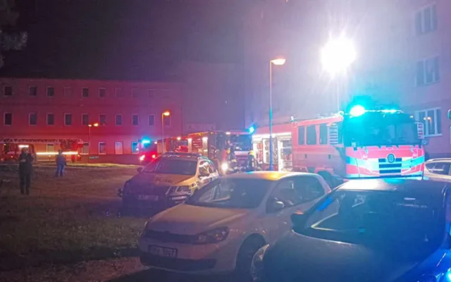 Při požáru bytu v Chodově zemřel člověk. Zasahovalo 11 jednotek hasičů