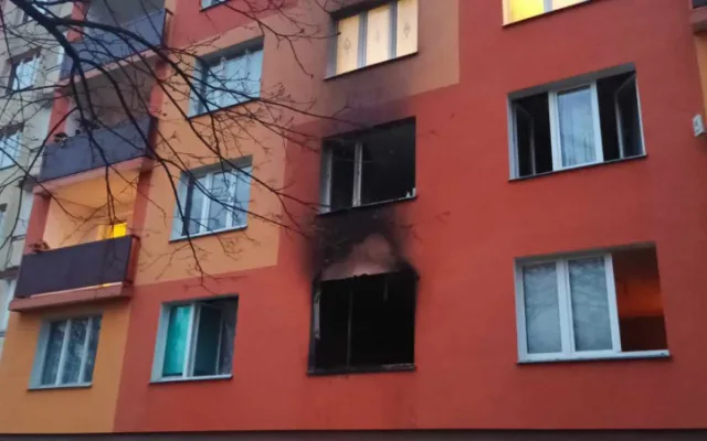 Při požáru bytu v Chodově zemřel člověk. Zasahovalo 11 jednotek hasičů
