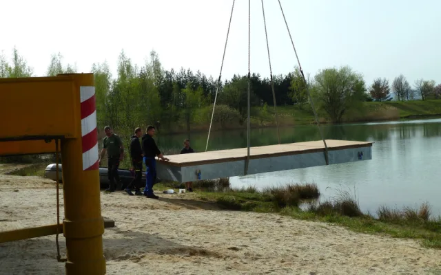 Uprostřed oblíbeného koupaliště je nový plovoucí ostrůvek
