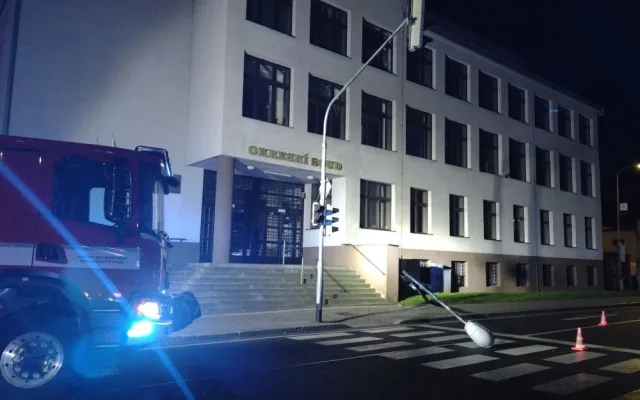 V centru Sokolova nápory větru nevydržel sloup veřejného osvětlení a poroučel se k zemi přímo přes ulici