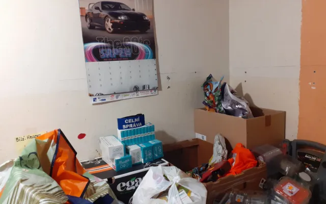 Celníci si došlápli na prodejce nezdaněného alkoholu a neznačených cigaret. Zboží ukrývali pod pulty provozoven