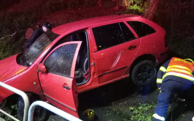 Po nárazu auta do betonových svodidel zahynul mladý spolujezdec. Vozidlo řídil jeho silně opilý kamarád