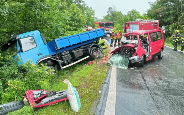 Vážná nehoda uzavřela silnici na Počerny. Hasiči museli vyprostit dvě zaklíněné osoby
