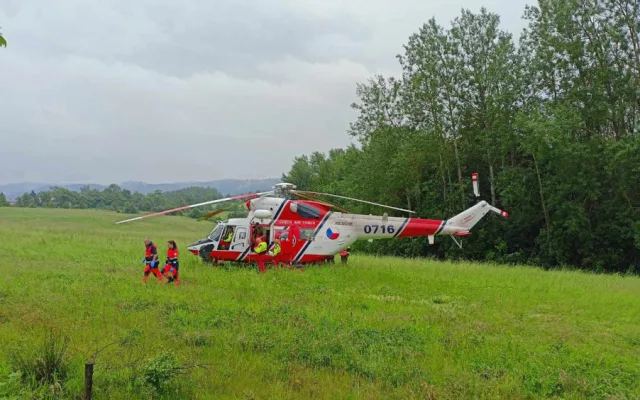 Vážná nehoda uzavřela silnici na Počerny. Hasiči museli vyprostit dvě zaklíněné osoby