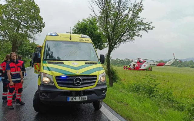 Vážná nehoda uzavřela silnici na Počerny. Hasiči museli vyprostit dvě zaklíněné osoby