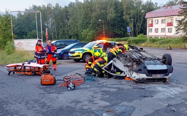 Při střetu dvou osobních vozidel se zranili tři lidé. Na místě zasahoval i vrtulník letecké záchranné služby