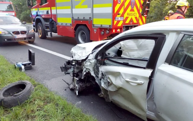 Při střetu dvou osobních vozidel se zranili tři lidé. Na místě zasahoval i vrtulník letecké záchranné služby