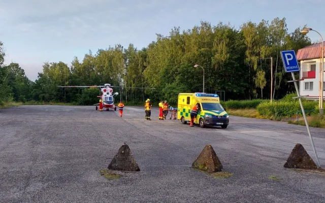 Při střetu dvou osobních vozidel se zranili tři lidé. Na místě zasahoval i vrtulník letecké záchranné služby