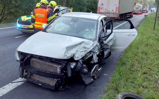 Při střetu dvou osobních vozidel se zranili tři lidé. Na místě zasahoval i vrtulník letecké záchranné služby