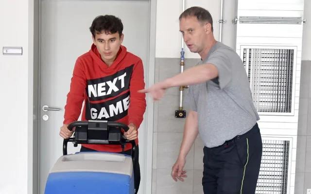 Žáci se zdravotním postižením absolvují praxe u hasičů, pomáhají s údržbou zázemí i techniky
