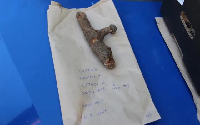Archeologové našli závěr pušky jednoho ze strážných