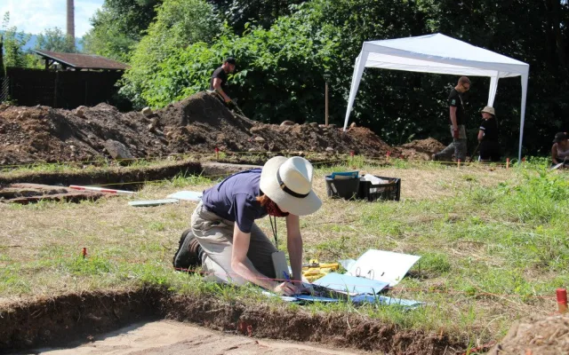 Archeologové z FF ZČU objevili základy táborové kuchyně a části oplocení