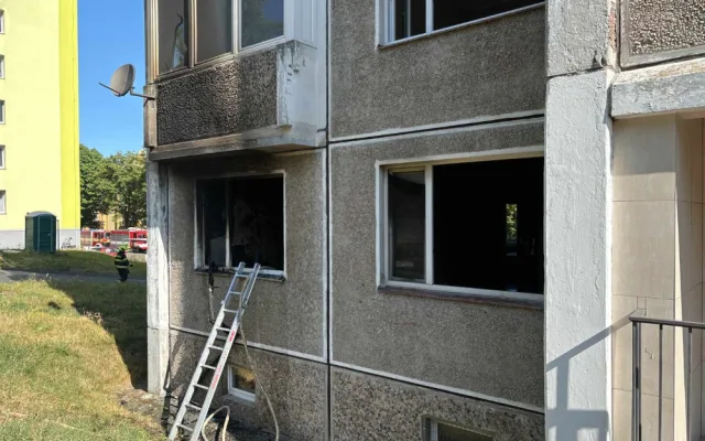 V Ostrově hořel panelový dům, hasiči z plamenů evakuovali 15 lidí