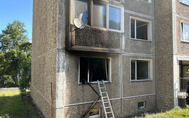 V Ostrově hořel panelový dům, hasiči z plamenů evakuovali 15 lidí