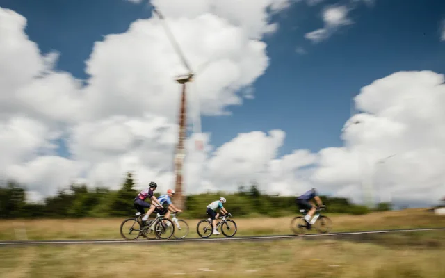 Krušné hory žily cyklistikou. Stovky cyklistů dobyly s Road Classics Klínovec