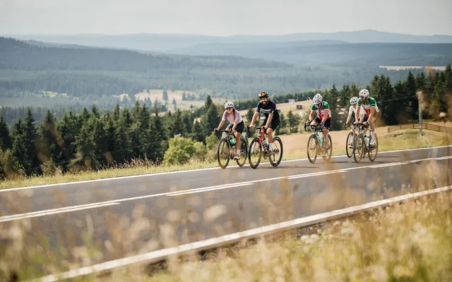 Krušné hory žily cyklistikou. Stovky cyklistů dobyly s Road Classics Klínovec