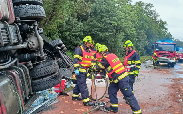 Převrácený mimo silnic skončil kamion převážející balené minerálky