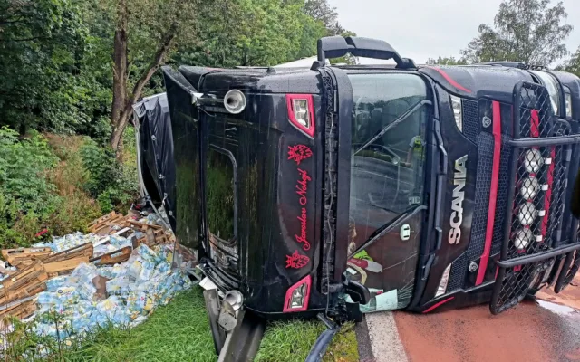 Převrácený mimo silnic skončil kamion převážející balené minerálky