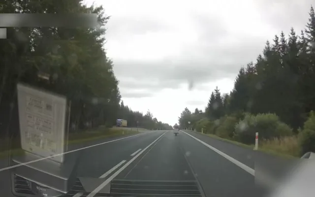 Motorkář prosvištěl kolem policejního vozu na devadesátce rychlostí 153 km/h. Na místě přišel o řidičák