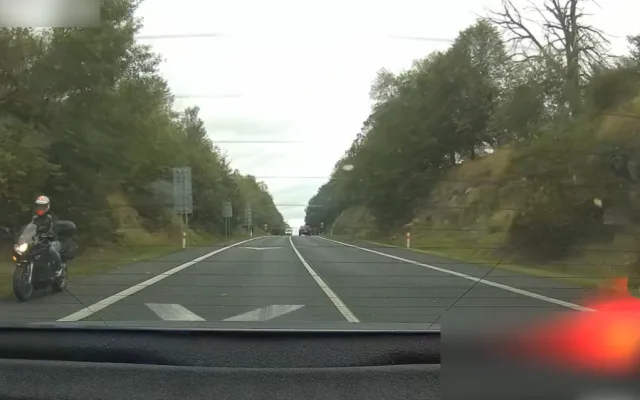 Motorkář prosvištěl kolem policejního vozu na devadesátce rychlostí 153 km/h. Na místě přišel o řidičák