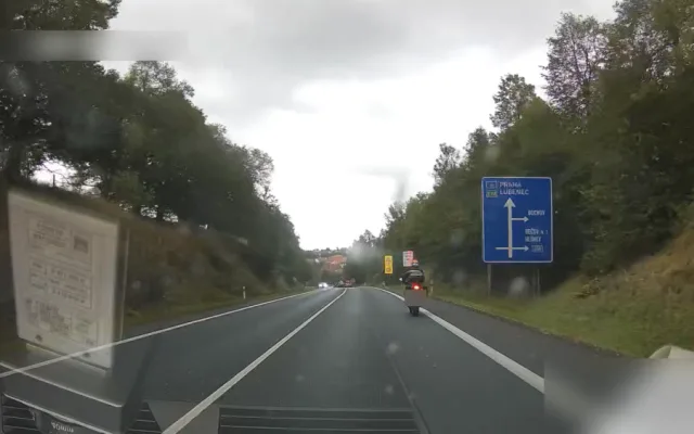 Motorkář prosvištěl kolem policejního vozu na devadesátce rychlostí 153 km/h. Na místě přišel o řidičák