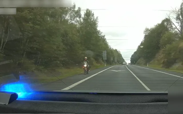 Motorkář prosvištěl kolem policejního vozu na devadesátce rychlostí 153 km/h. Na místě přišel o řidičák