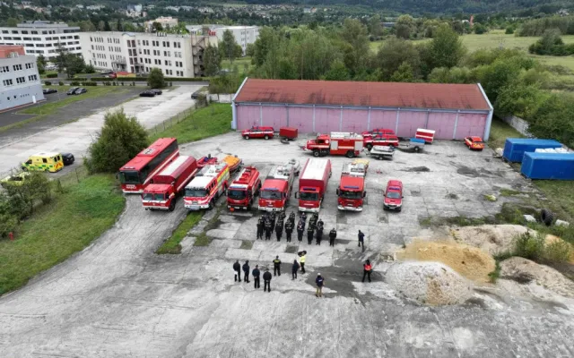 Hasiči v Karlovarském kraji likvidují následky větru, pomohou i na Moravě