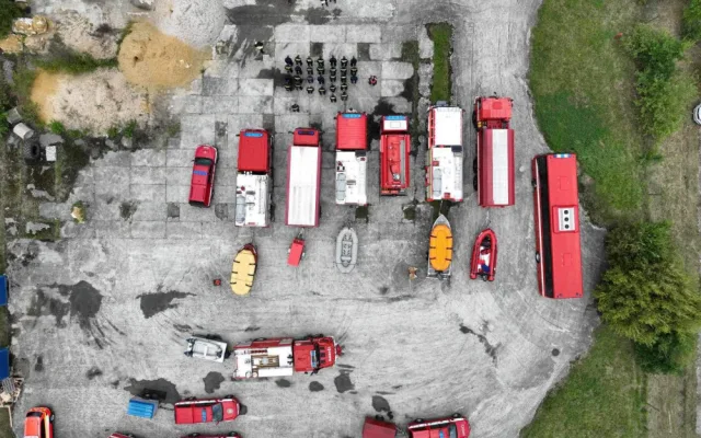 Hasiči v Karlovarském kraji likvidují následky větru, pomohou i na Moravě