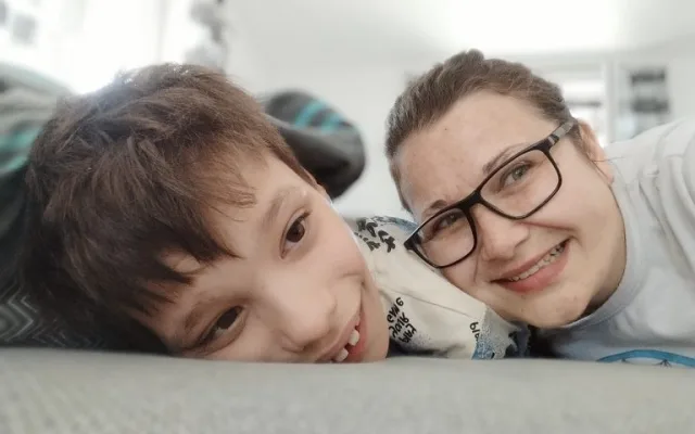 Vojtíšek se od narození potýká s autismusmem s těžkým mentálním postižením, rodiče to ale nevzdávají