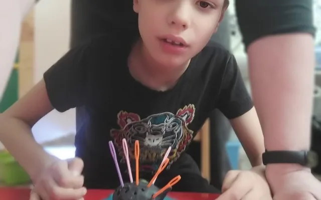 Vojtíšek se od narození potýká s autismusmem s těžkým mentálním postižením, rodiče to ale nevzdávají