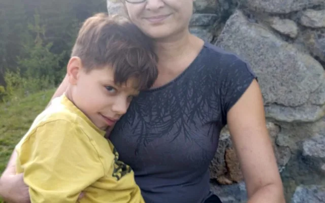 Vojtíšek se od narození potýká s autismusmem s těžkým mentálním postižením, rodiče to ale nevzdávají