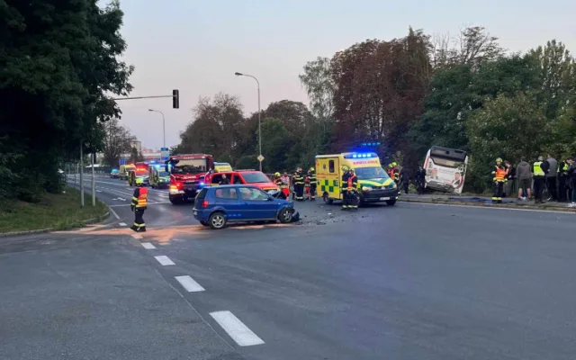 V Karlových Varech havaroval autobus, sjel ze silnice. Na místě jsou zranění