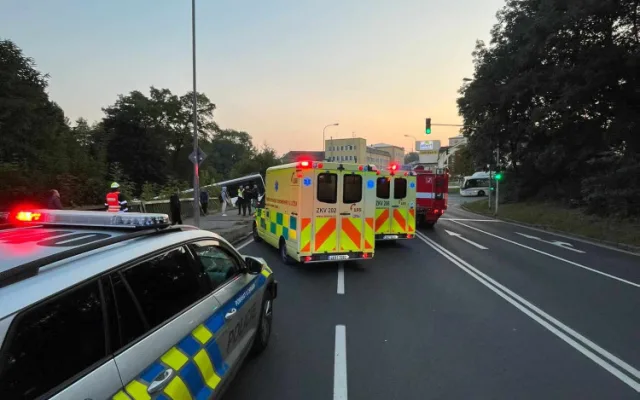 V Karlových Varech havaroval autobus, sjel ze silnice. Na místě jsou zranění