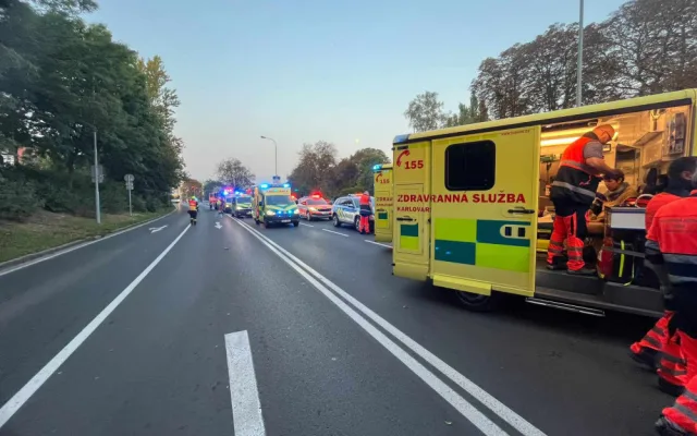 V Karlových Varech havaroval autobus, sjel ze silnice. Na místě jsou zranění