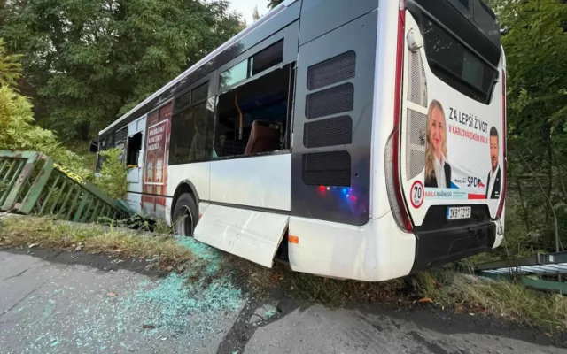V Karlových Varech havaroval autobus, sjel ze silnice. Na místě jsou zranění