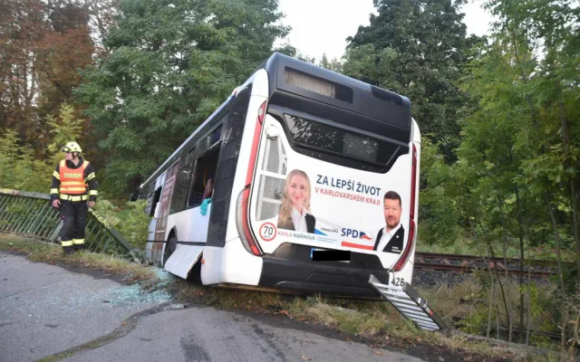 V Karlových Varech havaroval autobus, sjel ze silnice. Na místě jsou zranění