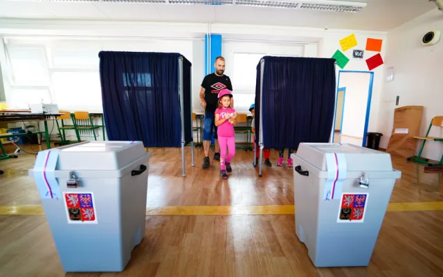 První den voleb je za námi. Místnosti si opět otevřou zítra ráno.