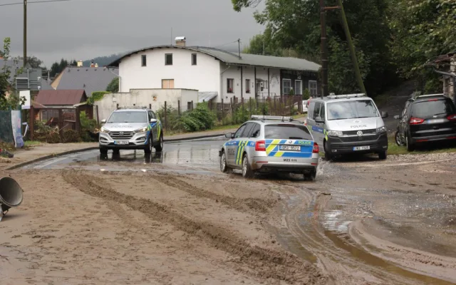 Práce policistů během povodní byla klíčová. Mnozí nasazovali vlastní životy