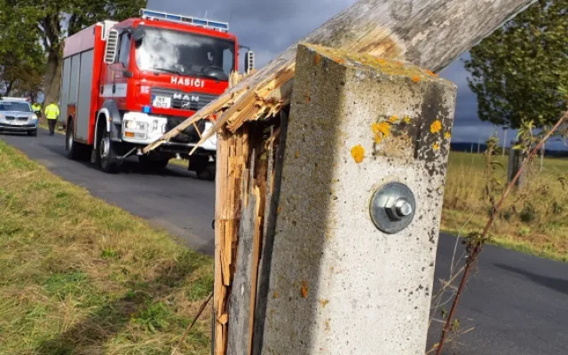 Hasiče po vichřici zaměstnávalo množství popadaných stromů. Do jednoho narazil i osobní vlak