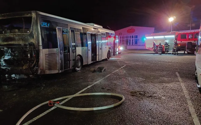 Autobus začal hořet na parkovišti, kde stály ještě další autobusy