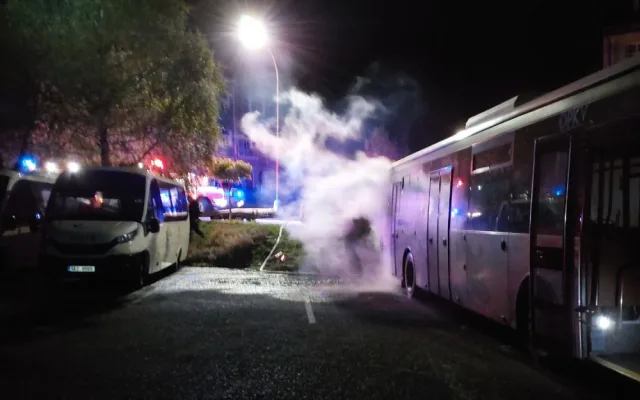 Autobus začal hořet na parkovišti. Jeho řidič se snažil zlikvidovat oheň hasičákem, ale utrpěl zranění