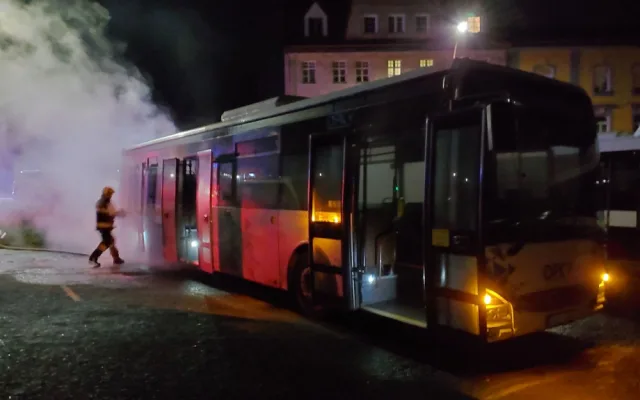 Autobus začal hořet na parkovišti. Jeho řidič se snažil zlikvidovat oheň hasičákem, ale utrpěl zranění