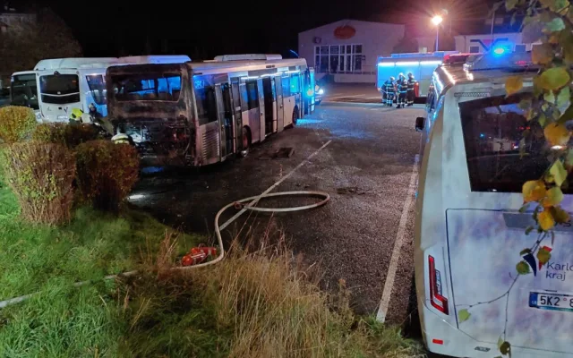 Autobus začal hořet na parkovišti. Jeho řidič se snažil zlikvidovat oheň hasičákem, ale utrpěl zranění