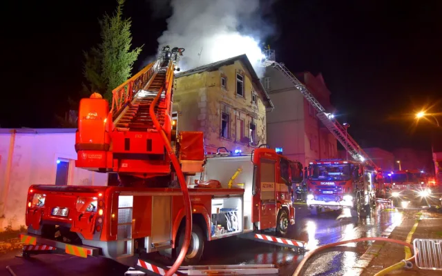 Úmyslně zapálil dům i s lidmi uvnitř, jeden invalida zemřel. Policie obvinila žháře z vraždy